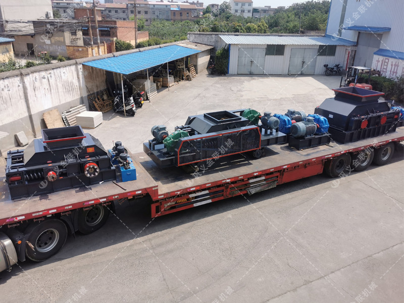 1200*1200雙齒輥破碎機(jī),兩臺(tái)900*900軌道移動(dòng)雙齒輥破碎機(jī)發(fā)往云南