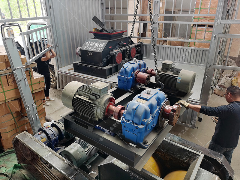 2PG800*600對輥破碎機(jī)發(fā)往重慶_破碎鵝卵石