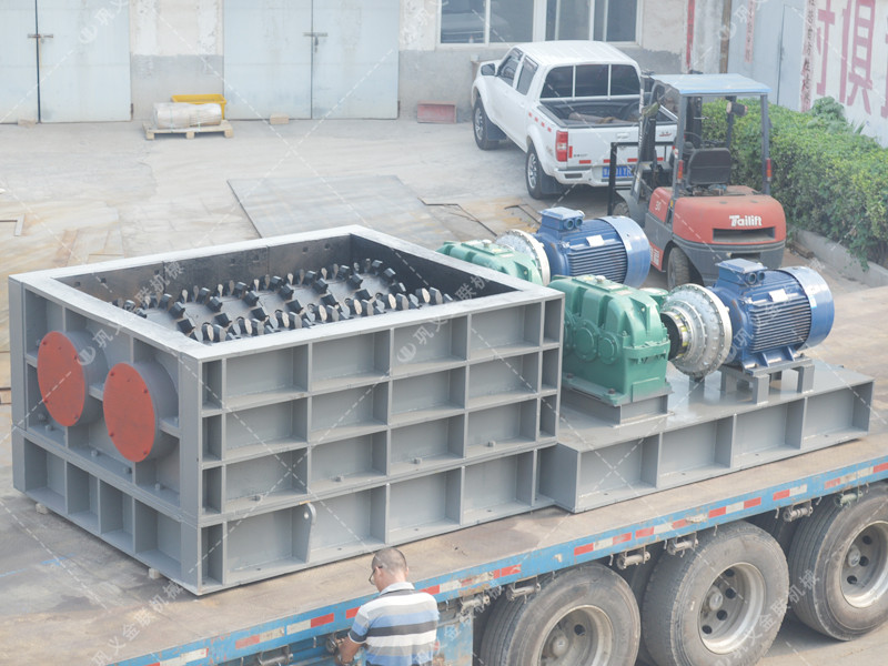 2PLF80/200強(qiáng)力分級(jí)雙齒輥破碎機(jī)發(fā)往山東淄博破碎煤炭