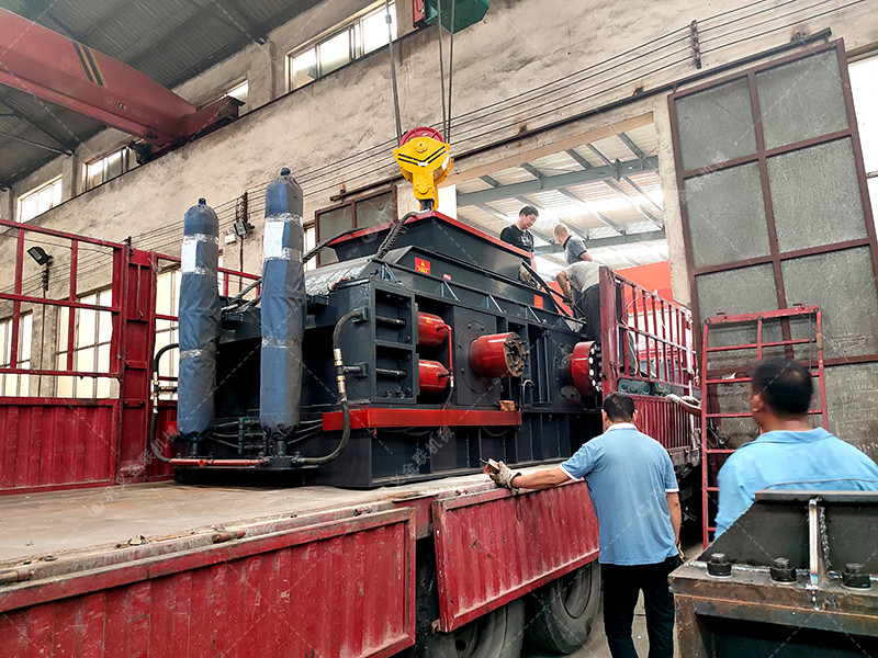 1200x800大型液壓對輥破碎機(jī)發(fā)貨 發(fā)往湖北